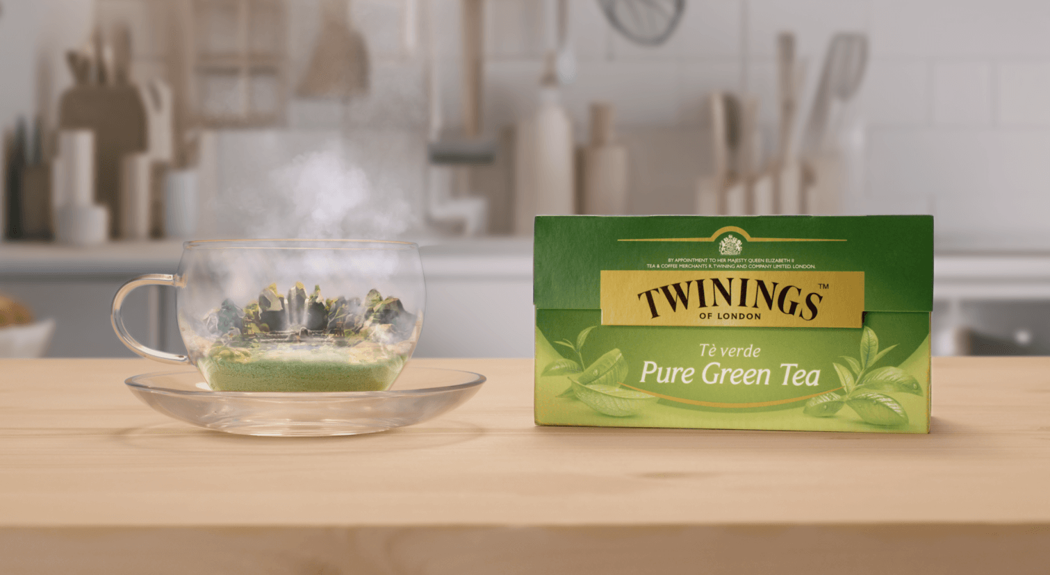 Il packaging dei "Pure Green Tea" Twinings accanto ad un tè in infusione. Creato da Caffeina per Twinings.